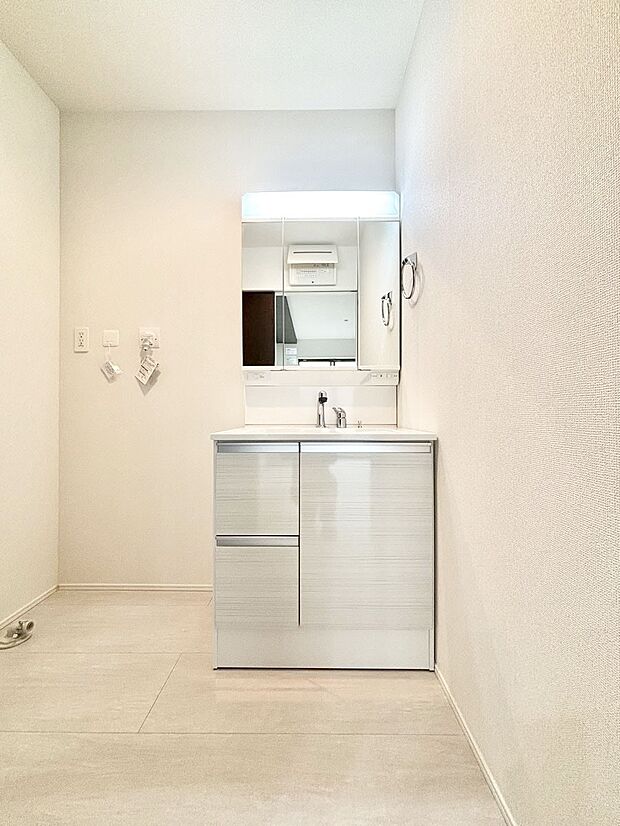 大きく見やすい三面鏡で清潔感ある洗面台は、身だしなみチェックや肌のお手入れにおすすめです。 