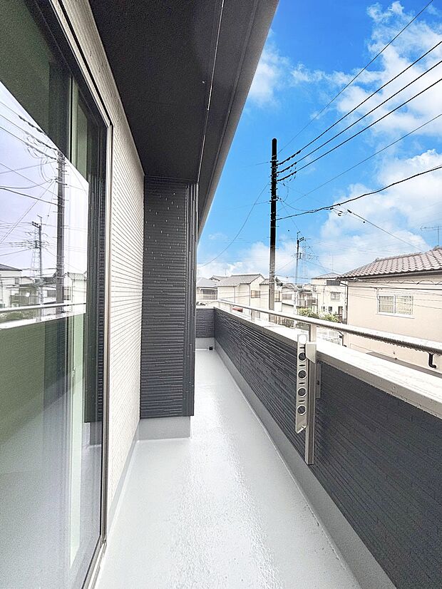 暖かな陽光が降り注ぐバルコニーはお洗濯におすすめ。爽やかな風も心地よいです。 