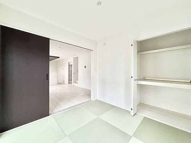 柔らかい畳の空間は、お子様の遊び場や来客時のおもてなしの場所として重宝します。 