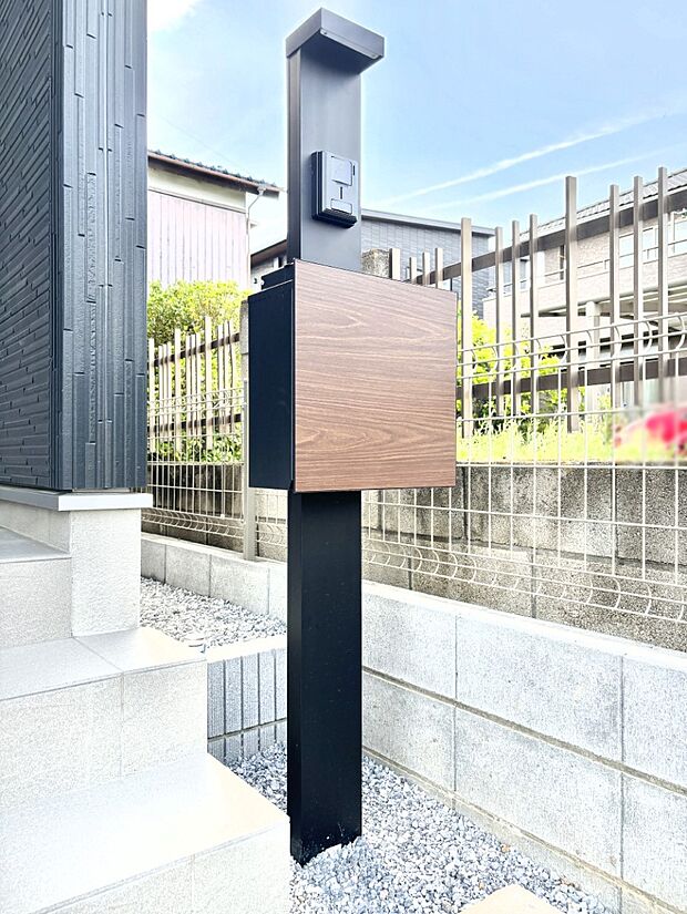 表札・インターホン・ポストをひとつに集約。エントランスになじむシンプルデザイン。