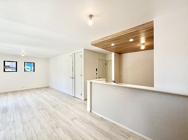 ナチュラルテイストの優しく柔らかい色使いのフローリングが素敵なリビングですね。