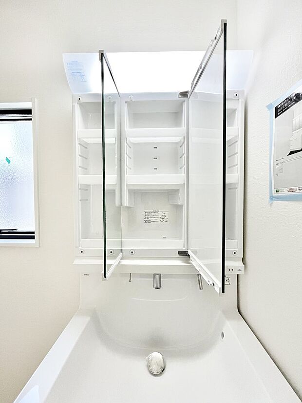 三面鏡の裏に、化粧品や衛生用品などを収納可能。洗面台をすっきりと保ちます！  