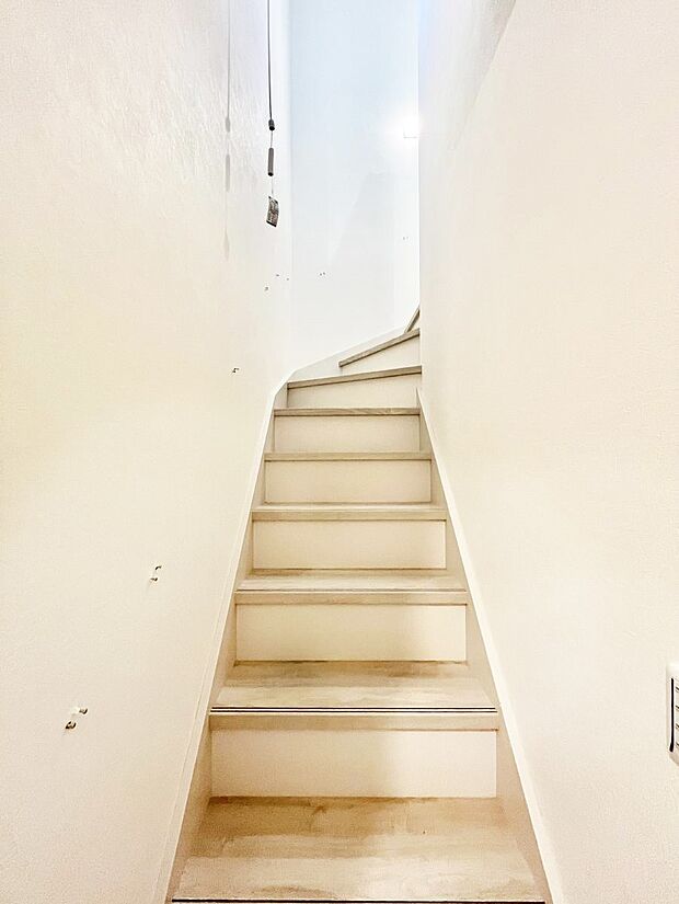 安全性を考慮し階段には手すりを設置します