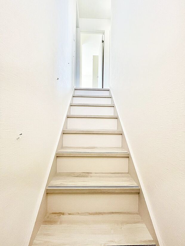 安全性を考慮し階段には手すりを設置します