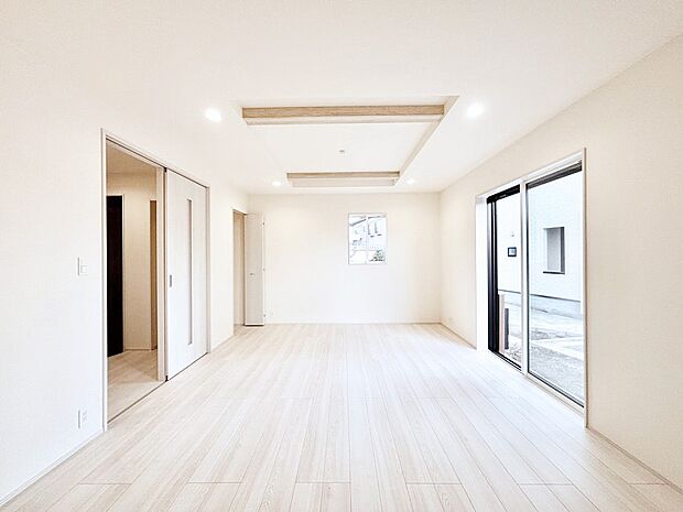 大きな窓からたっぷりの陽光と風を感じられるリビング  