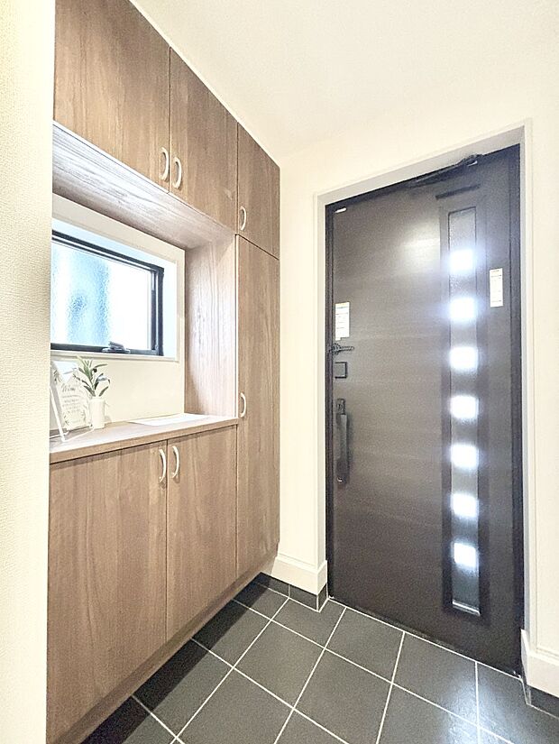 明るい玄関はお客様をお出迎えするのにぴったりです！ 