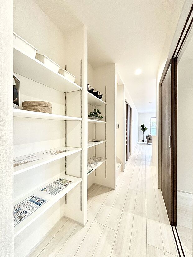 廊下収納。掃除道具や季節の小物を収納することができます。