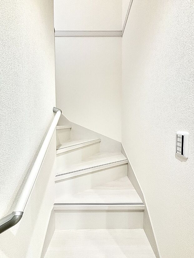 安全性を考慮し階段には手すりを設置しています