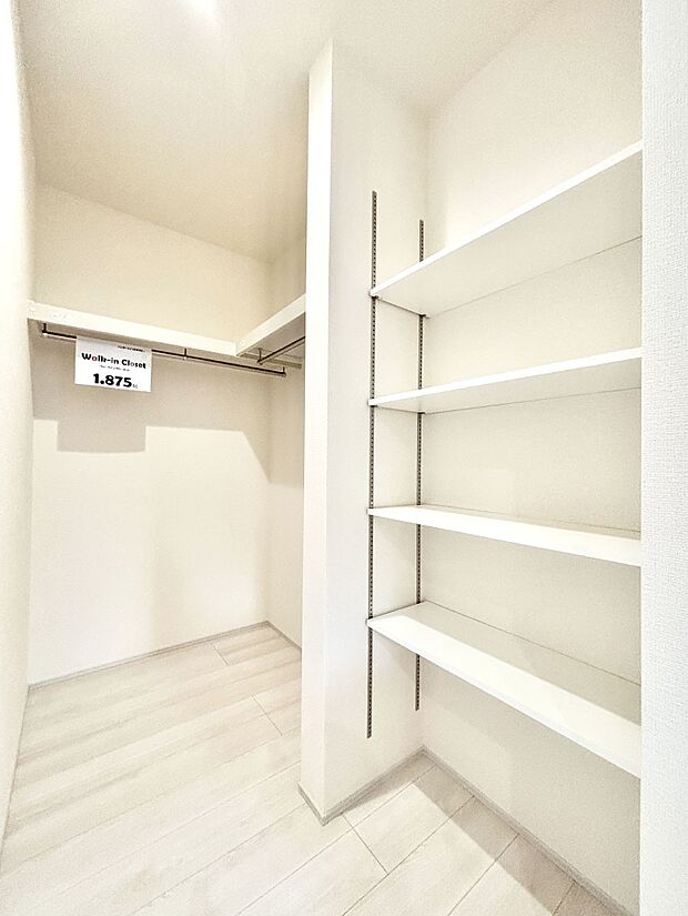 リビング収納。ここに収納があると物が集まるLDKがスッキリ片付きそうですね。