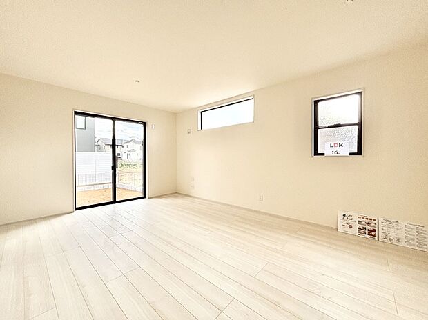 大きな窓からたっぷりの陽光と風を感じられるリビング