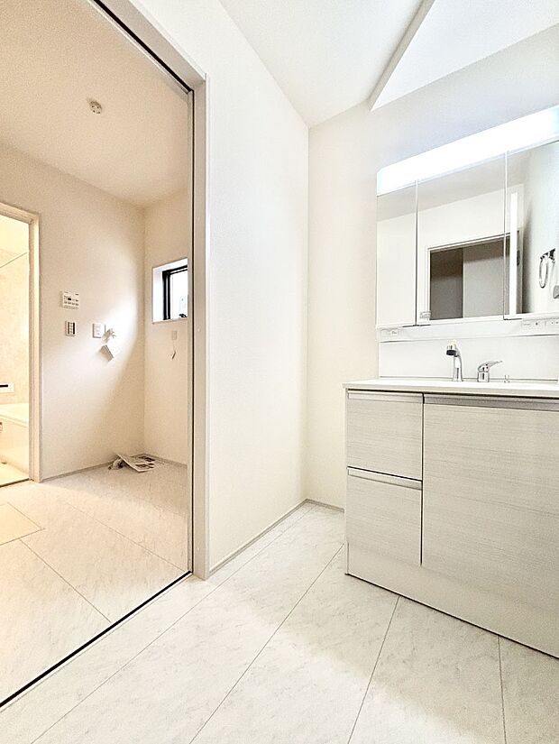 清潔感のある快適空間です。毎日の身支度も気持ち良くお使い頂けます。