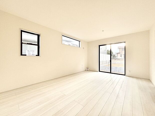 明るい陽光が注ぎ、寛ぎの雰囲気に満たされるリビング・ダイニング。