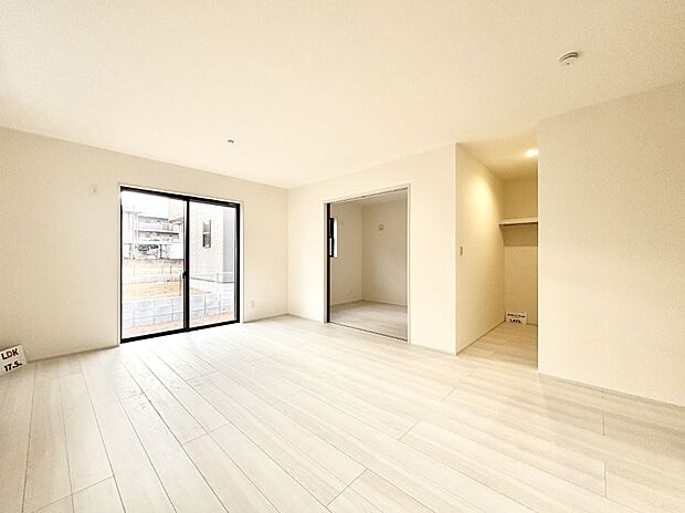 家族の笑顔が自然と生まれてくる、そんな雰囲気のダイニングに仕上がっています。