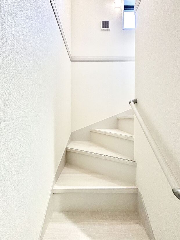 安全性を考慮し階段には手すりを設置しています