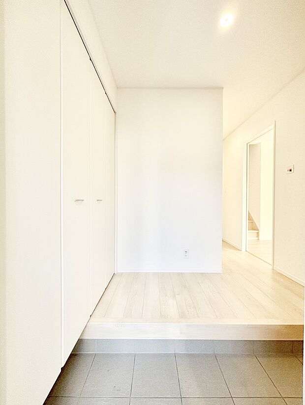 明るい陽光が入り込む玄関。ご家族の靴もスッキリ収納できる玄関収納付き!