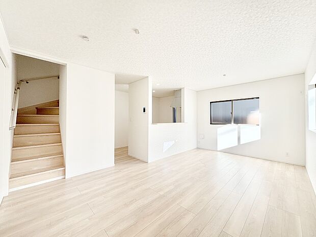 明るい陽光が注ぎ、寛ぎの雰囲気に満たされるリビング・ダイニング。