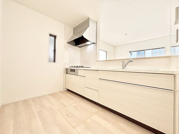 爽やかな風が通り抜けるキッチン。窓があるので明るく換気にも役立ちます。