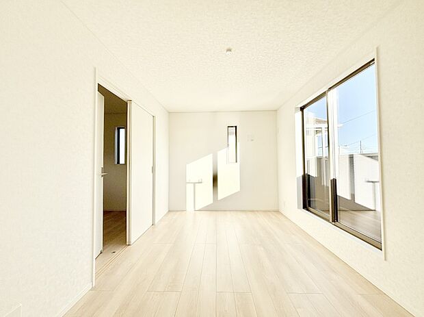 明るいバルコニーサイドに洋室を設置。目覚めの良い寝室に。