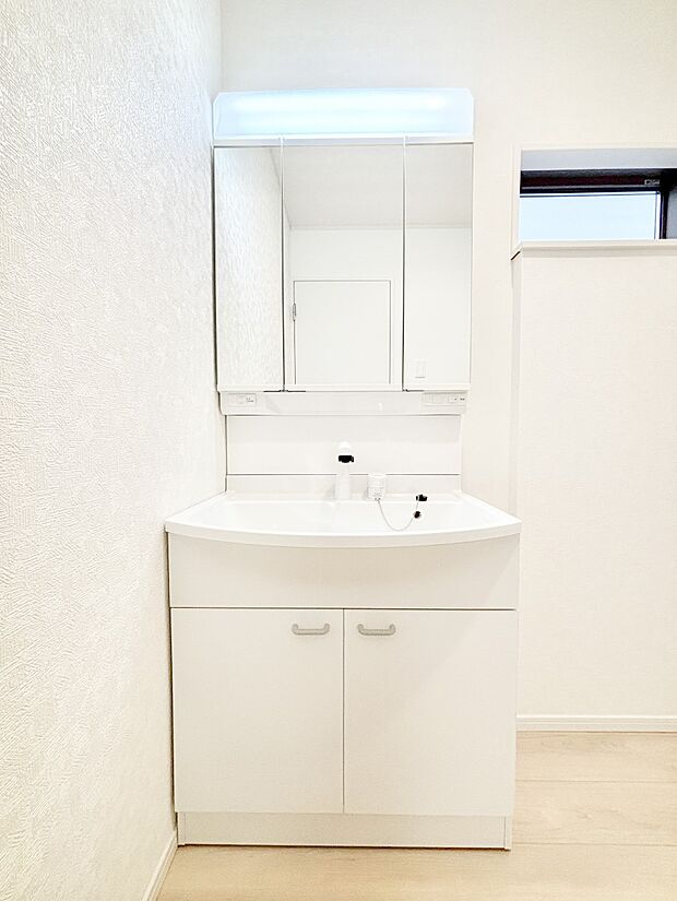 大きく見やすい三面鏡で清潔感ある洗面台は、身だしなみチェックや肌のお手入れにおすすめです。