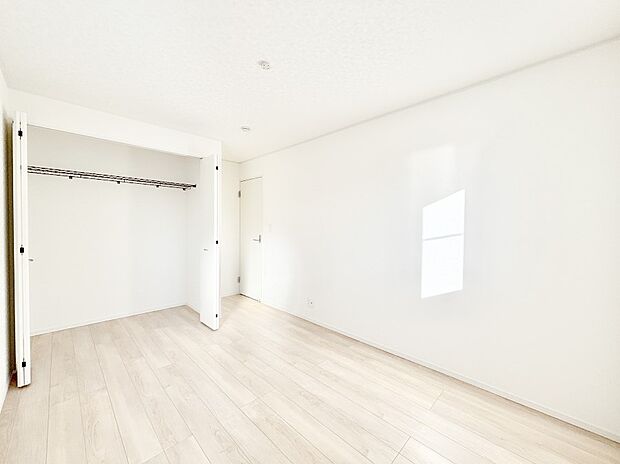 使いやすい形でベットや家具の置き方にも困ることもありません。