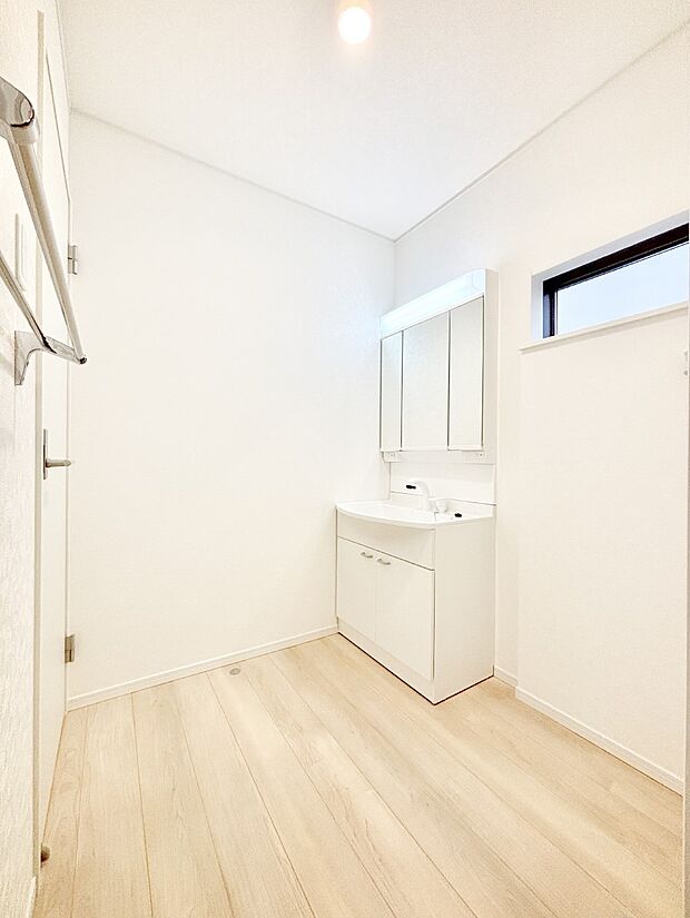 清潔感のある快適空間です。毎日の身支度も気持ち良くお使い頂けます。