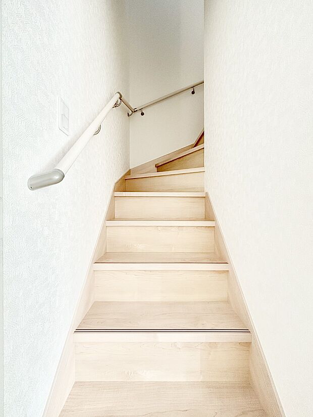 安全性を考慮し階段には手すりを設置しています