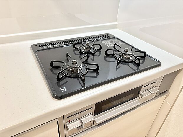 ガスコンロはSiセンサー搭載。火力調節や焦げ付き・消し忘れも防いでくれます。