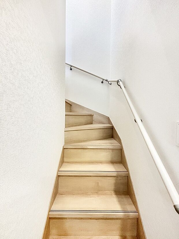 安全性を考慮し階段には手すりを設置しています