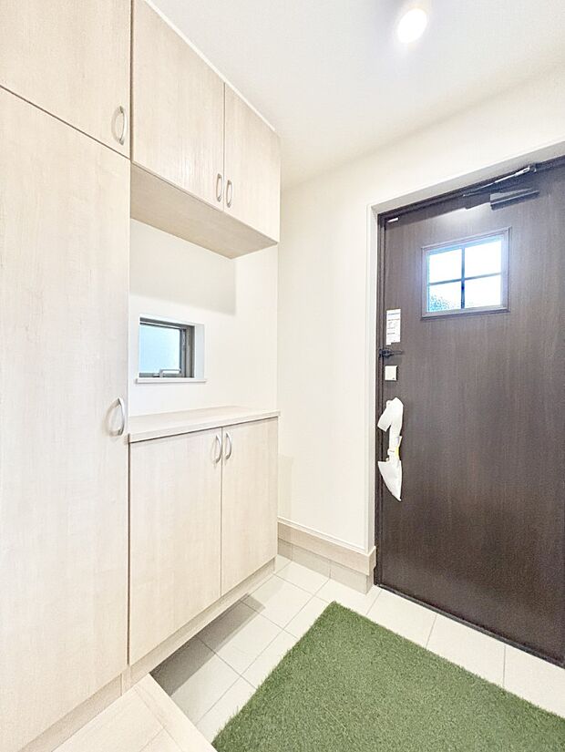 飾り棚を利用して、お越しいただくお客様をおもてなしできます。