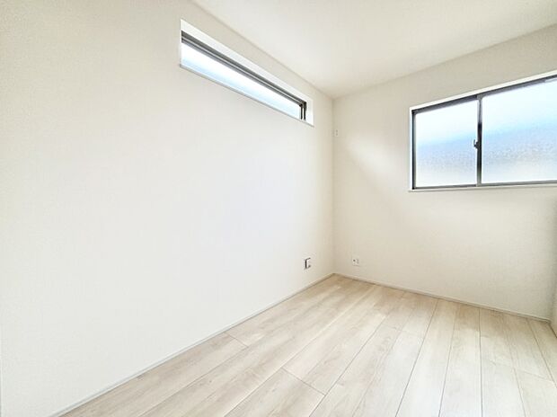 窓からのやさしい光が心地よいプライベートルーム　