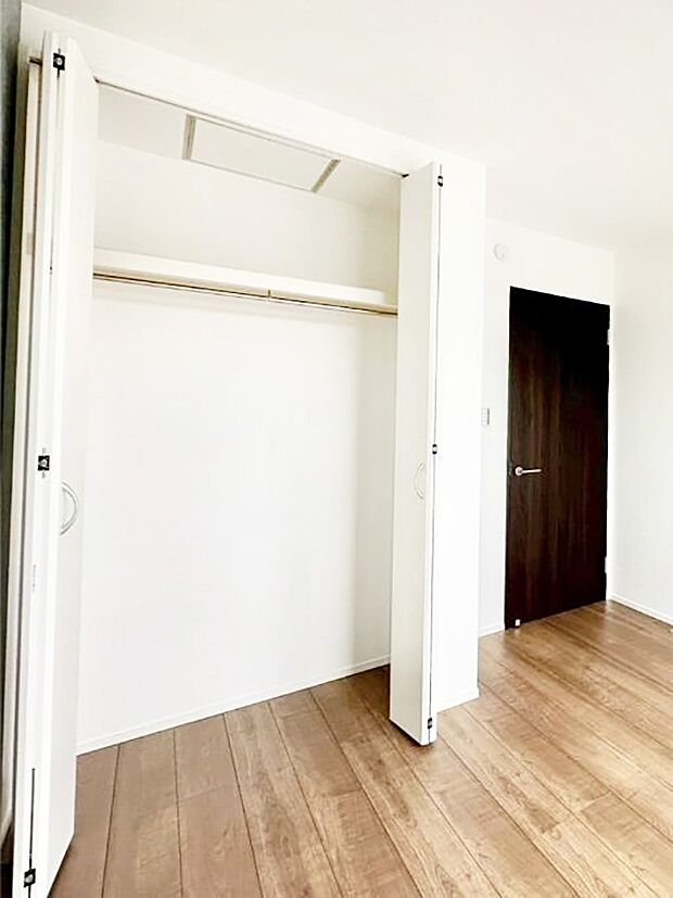 毎日着る衣類や荷物などの収納に便利!全居室クローゼット付きです。