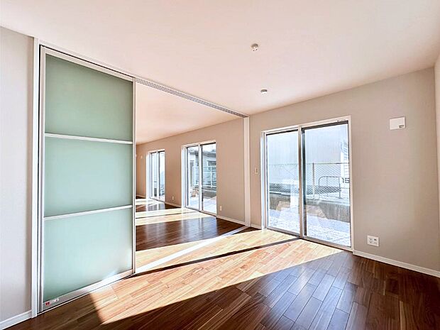 リビングの隣にある洋室。扉を開放して広く利用することも可能です。