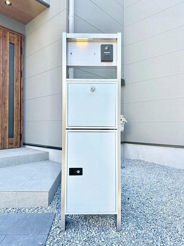 表札・インターホン・ポスト・宅配BOXをひとつに集約。エントランスになじむシンプルデザイン。