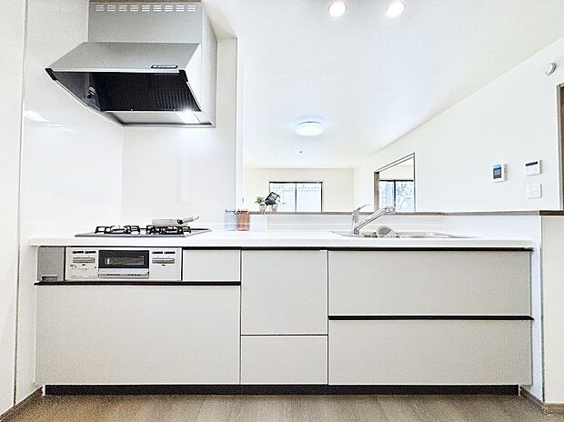 リビングを見渡せる人気のカウンターキッチン。 家族を見守りながら家事をすることができます。