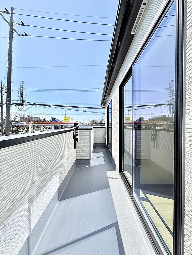 南向きのバルコニー!ご家族の洗濯物はもちろん、お布団もたっぷり干せます!