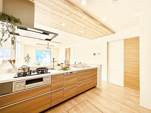 カウンター越しに楽しいおしゃべり。いつものお料理がもっと美味しくなりそうですね。