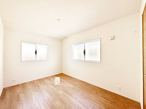 2面採光で気持ちよく自然光が取り入れられるのでお子様のお部屋にもピッタリ