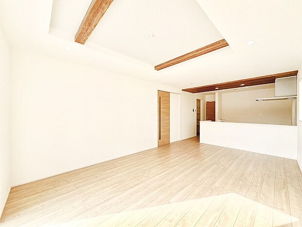 明るい陽光に包まれる広々としたリビングで家族みんながゆったり過ごせます!