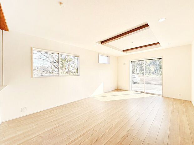 明るい陽光が注ぎ、寛ぎの雰囲気に満たされるリビングダイニング