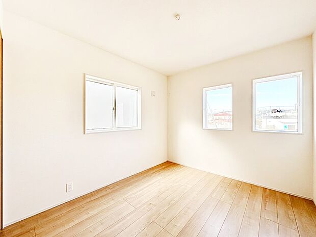 2面採光の洋室。窓から入り込む陽光がお部屋全体を優しく包み込みます!