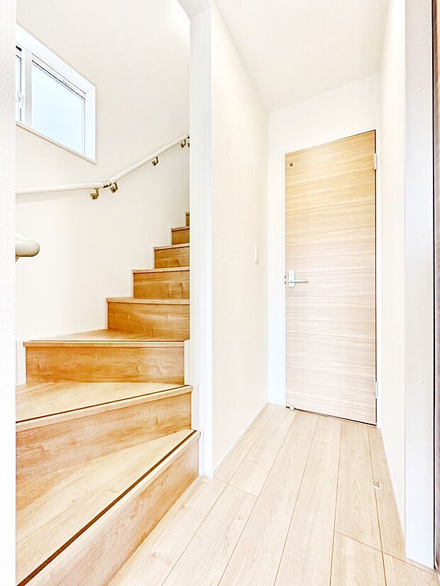 小さなお子様やご年配の方に嬉しい配慮！階段には手摺付きです。