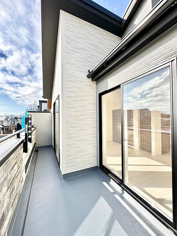 ゆったりバルコニーだから沢山お洗濯ものを干せます。