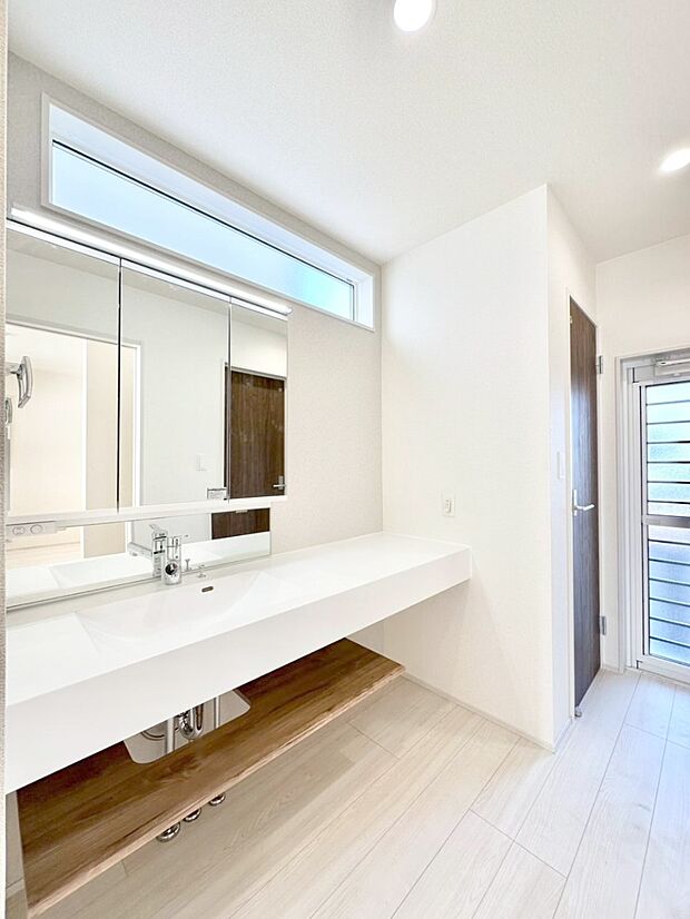 大きく見やすい三面鏡で清潔感ある洗面台は、身だしなみチェックや肌のお手入れにおすすめです。 