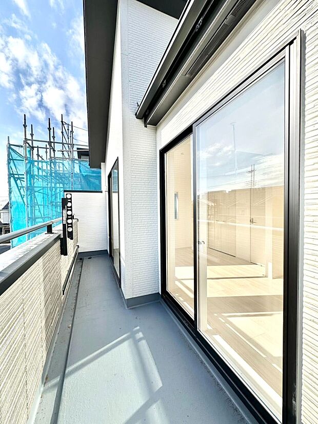 暖かな陽光が降り注ぐバルコニーはお洗濯におすすめ。爽やかな風も心地よいです。 