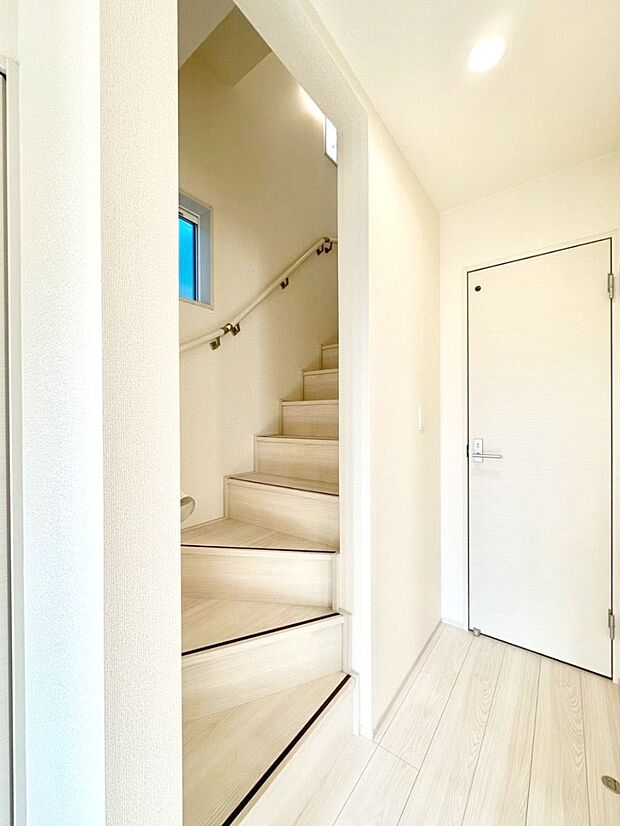 階段は手すり付きなので小さなお子さまやご高齢の方も安心です