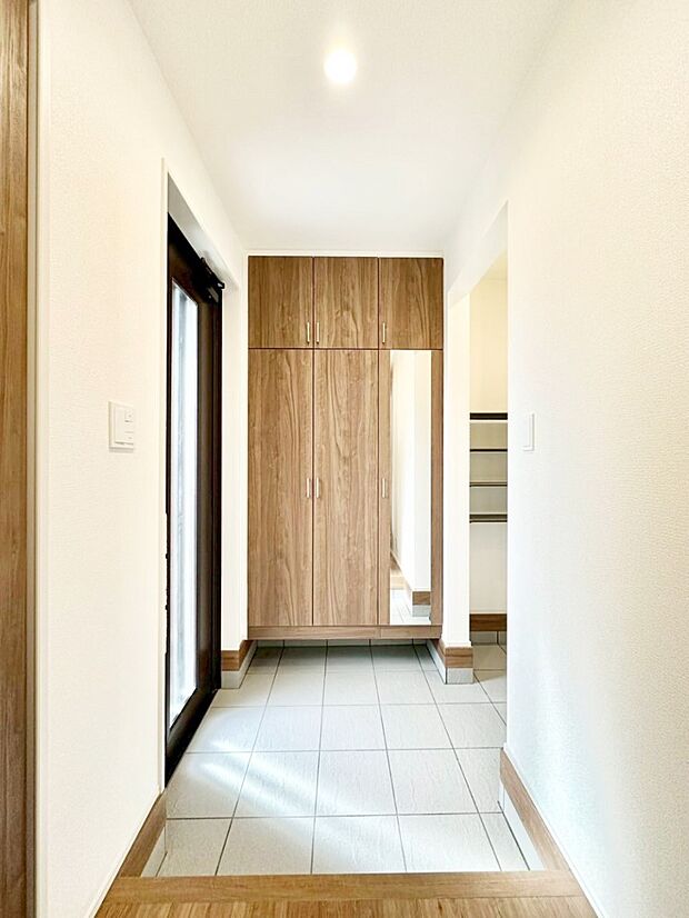 明るさを感じられる玄関