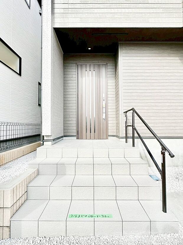 玄関前は雨が降っても濡れにくい屋根付き