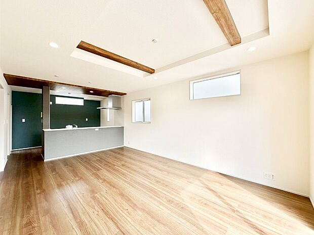 ご家族の賑やかな話し声で包まれる明るいリビング