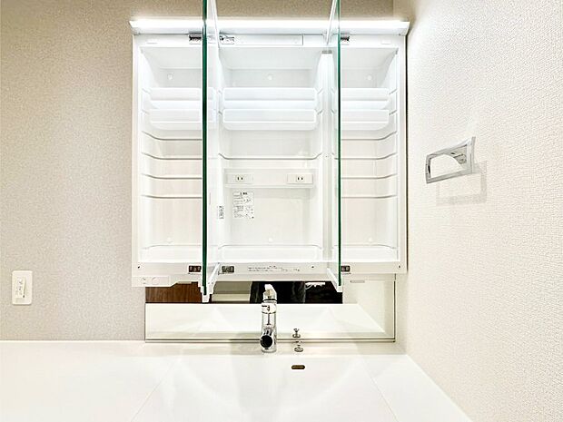 三面鏡の裏に、化粧品や衛生用品などを収納可能。洗面台をすっきりと保ちます!