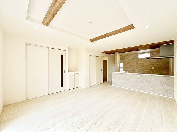 ご家族の賑やかな話し声で包まれる明るいリビング